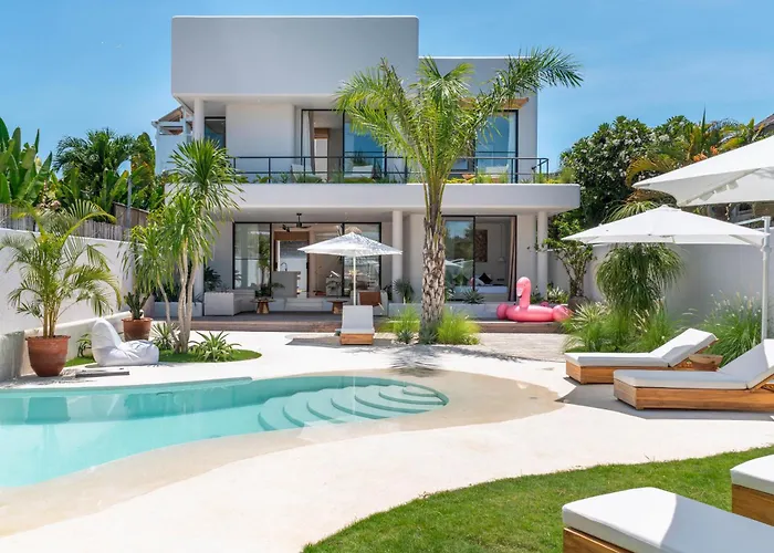 Berawa Breeze - Chic 4br Beachside Oasis With Sauna Canggu