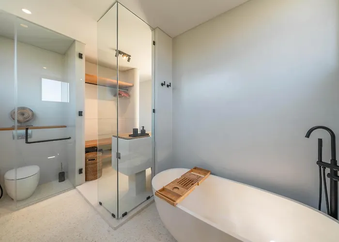Berawa Breeze - Chic 4br Beachside Oasis With Sauna