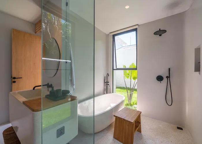 Berawa Breeze - Chic 4br Beachside Oasis With Sauna Villa Canggu