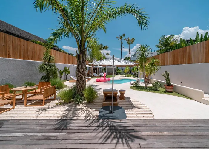 Berawa Breeze - Chic 4br Beachside Oasis With Sauna