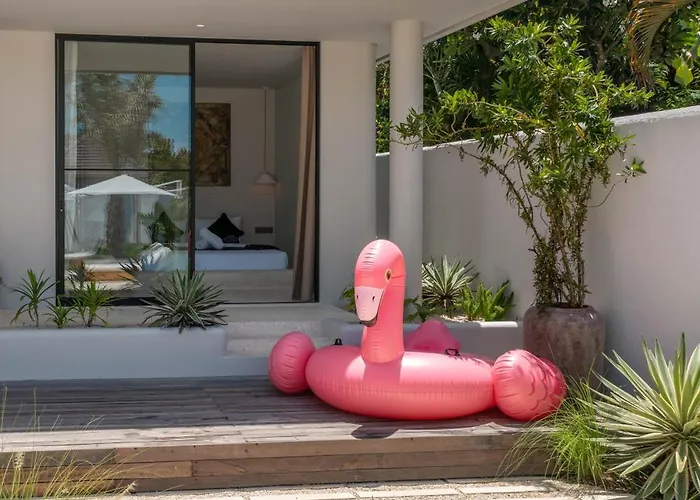 Berawa Breeze - Chic 4br Beachside Oasis With Sauna Canggu
