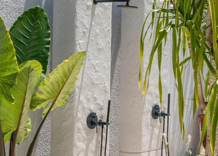 Berawa Breeze - Chic 4br Beachside Oasis With Sauna Villa