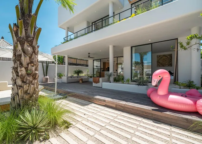 Villa Berawa Breeze - Chic 4br Beachside Oasis With Sauna *