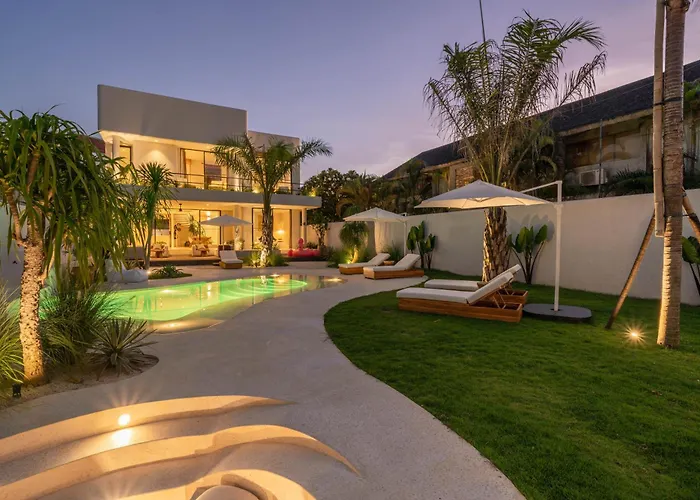 Berawa Breeze - Chic 4br Beachside Oasis With Sauna