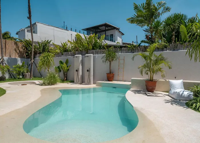 Villa Berawa Breeze - Chic 4br Beachside Oasis With Sauna Canggu