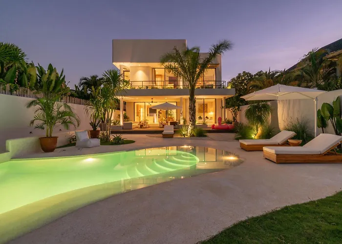 Berawa Breeze - Chic 4br Beachside Oasis With Sauna Villa Canggu
