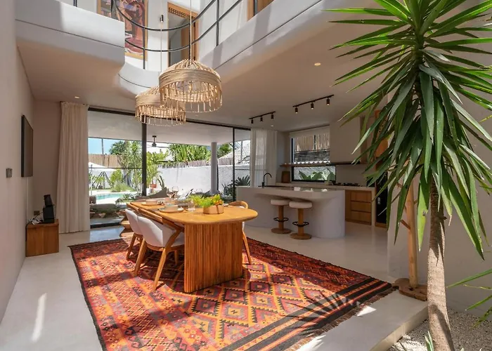 Berawa Breeze - Chic 4br Beachside Oasis With Sauna Canggu