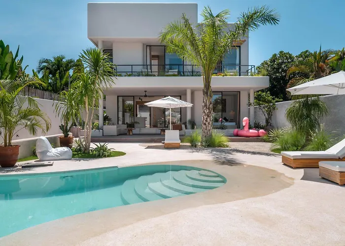 Berawa Breeze - Chic 4br Beachside Oasis With Sauna Villa