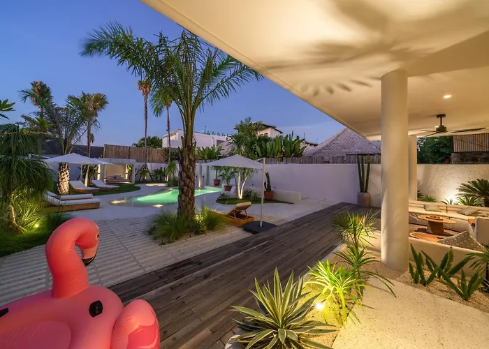 Villa Berawa Breeze - Chic 4br Beachside Oasis With Sauna *
