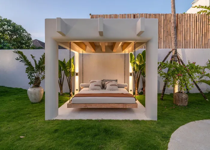 Berawa Breeze - Chic 4br Beachside Oasis With Sauna Villa *