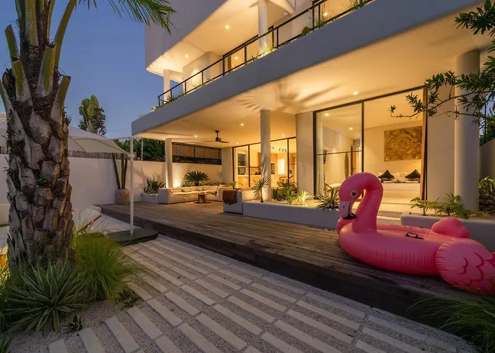 Berawa Breeze - Chic 4br Beachside Oasis With Sauna