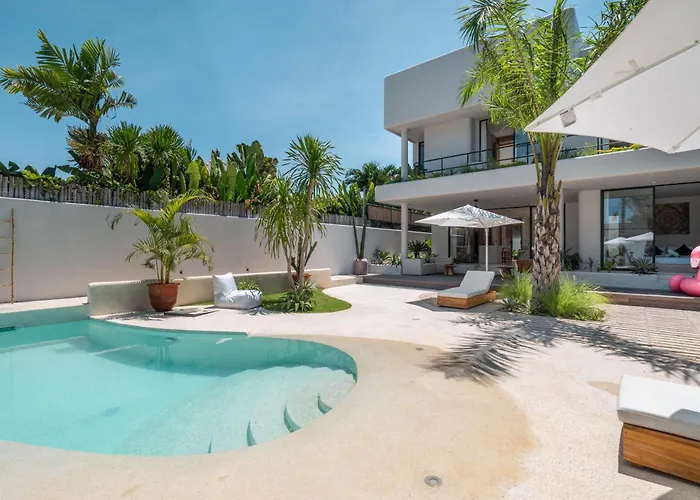Berawa Breeze - Chic 4br Beachside Oasis With Sauna Villa Canggu