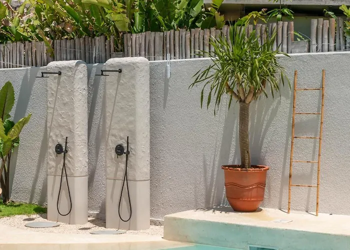 Berawa Breeze - Chic 4br Beachside Oasis With Sauna Villa