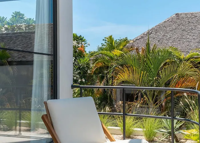Villa Berawa Breeze - Chic 4br Beachside Oasis With Sauna *