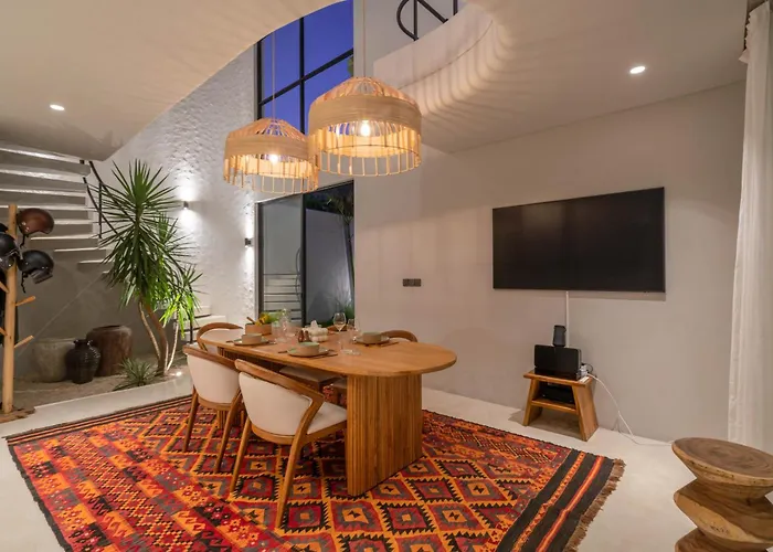 Berawa Breeze - Chic 4br Beachside Oasis With Sauna