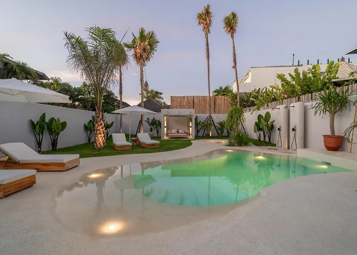 Berawa Breeze - Chic 4br Beachside Oasis With Sauna Villa *