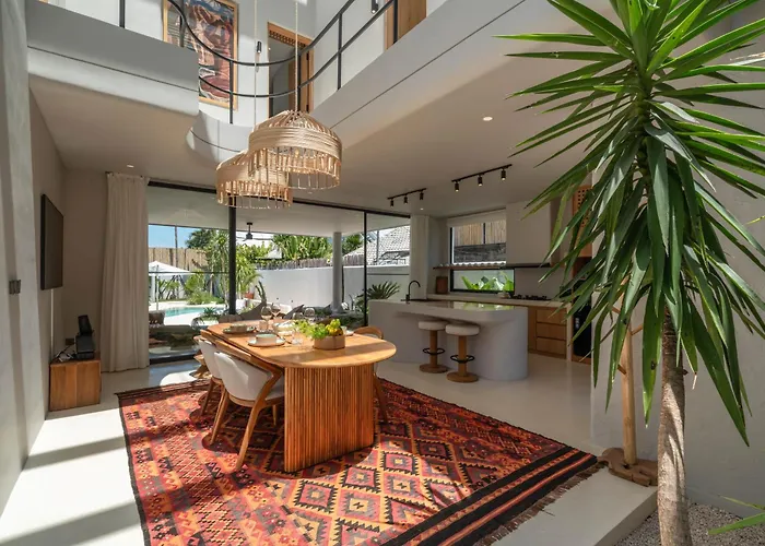 Villa Berawa Breeze - Chic 4br Beachside Oasis With Sauna Canggu