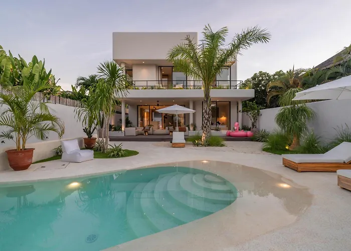 Berawa Breeze - Chic 4br Beachside Oasis With Sauna Villa Canggu