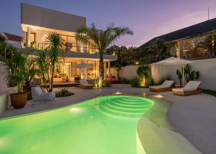 Berawa Breeze - Chic 4br Beachside Oasis With Sauna *