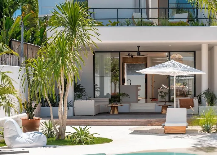 Berawa Breeze - Chic 4br Beachside Oasis With Sauna