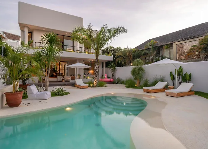 Berawa Breeze - Chic 4br Beachside Oasis With Sauna Villa *