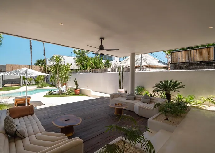 Villa Berawa Breeze - Chic 4br Beachside Oasis With Sauna Canggu