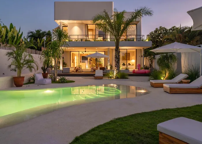 Berawa Breeze - Chic 4br Beachside Oasis With Sauna * Canggu