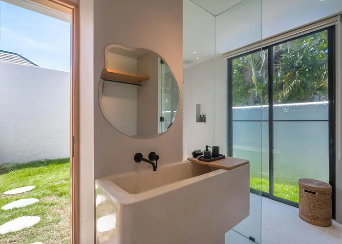 Berawa Breeze - Chic 4br Beachside Oasis With Sauna Villa