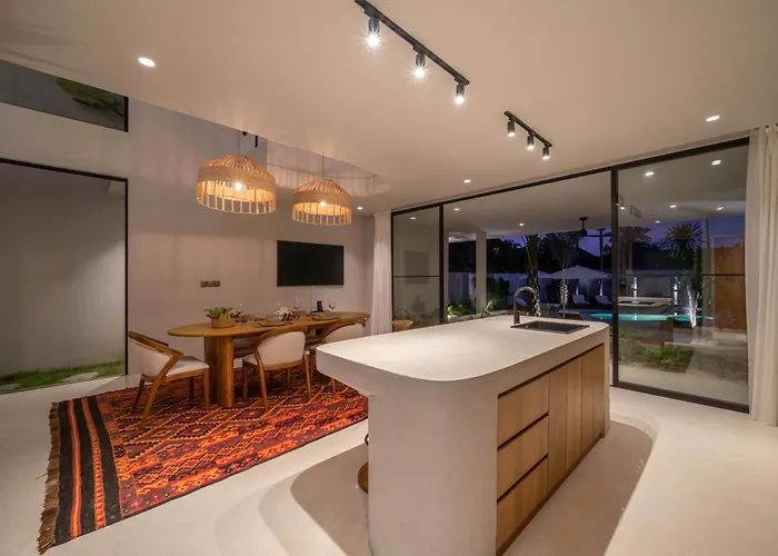 Villa Berawa Breeze - Chic 4br Beachside Oasis With Sauna *