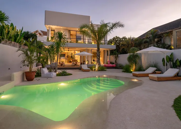 Berawa Breeze - Chic 4br Beachside Oasis With Sauna