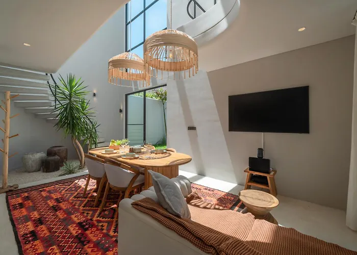 Berawa Breeze - Chic 4br Beachside Oasis With Sauna Villa *