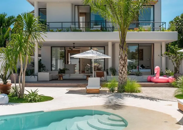 Villa Berawa Breeze - Chic 4br Beachside Oasis With Sauna Canggu