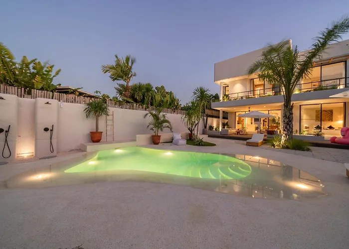 Berawa Breeze - Chic 4br Beachside Oasis With Sauna Canggu