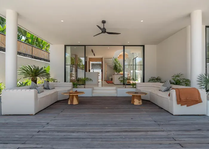 Berawa Breeze - Chic 4br Beachside Oasis With Sauna
