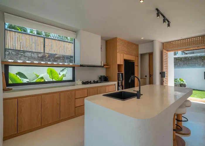 Berawa Breeze - Chic 4br Beachside Oasis With Sauna * Canggu
