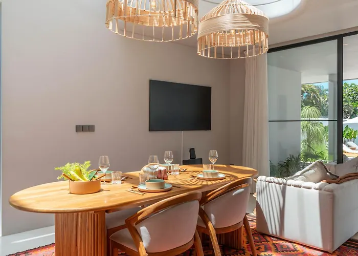 Berawa Breeze - Chic 4br Beachside Oasis With Sauna Villa Canggu