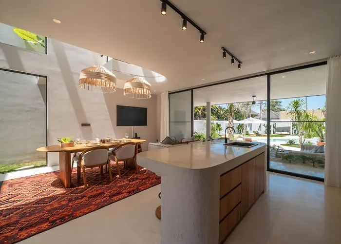Villa Berawa Breeze - Chic 4br Beachside Oasis With Sauna *