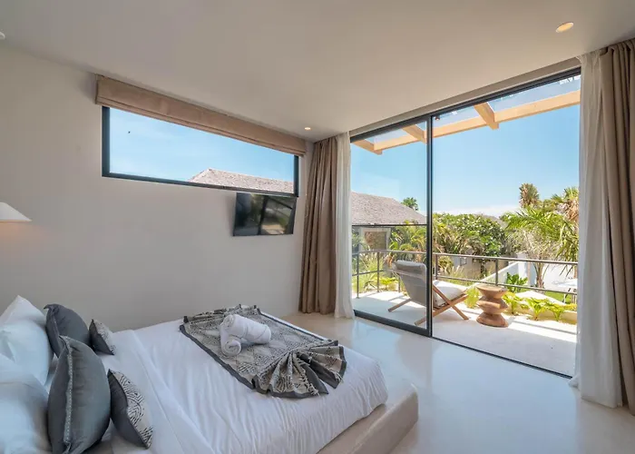 Berawa Breeze - Chic 4br Beachside Oasis With Sauna Villa *