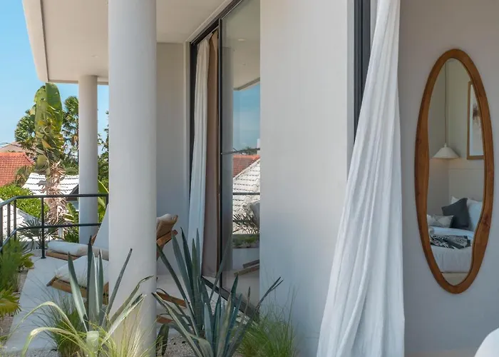 Villa Berawa Breeze - Chic 4br Beachside Oasis With Sauna Canggu