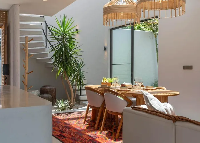 Villa Berawa Breeze - Chic 4br Beachside Oasis With Sauna