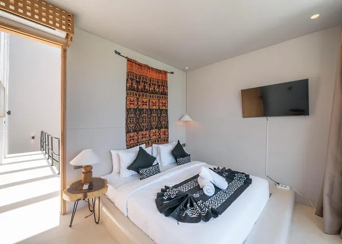 Berawa Breeze - Chic 4br Beachside Oasis With Sauna Canggu
