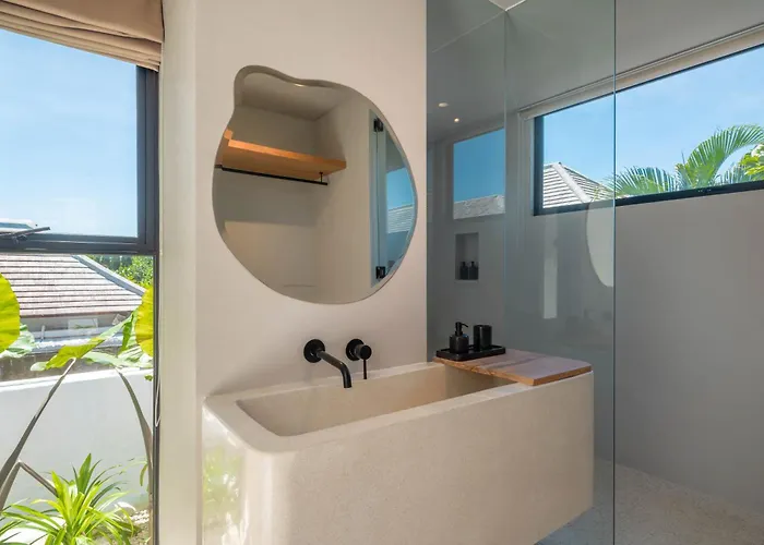 Berawa Breeze - Chic 4br Beachside Oasis With Sauna Villa