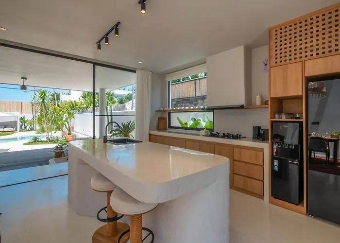 Villa Berawa Breeze - Chic 4br Beachside Oasis With Sauna *