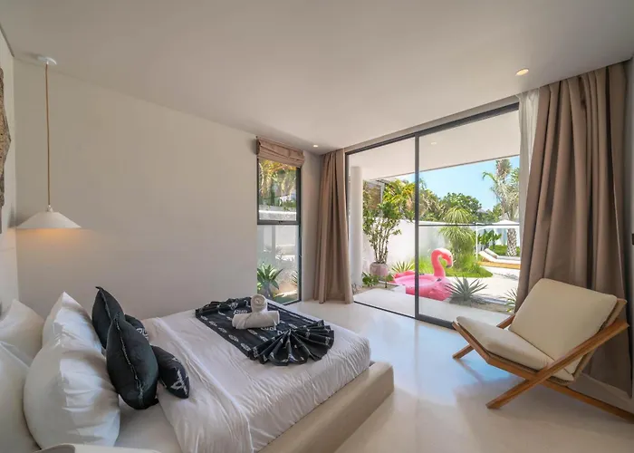 Berawa Breeze - Chic 4br Beachside Oasis With Sauna