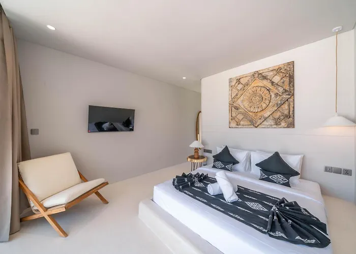 Villa Berawa Breeze - Chic 4br Beachside Oasis With Sauna Canggu