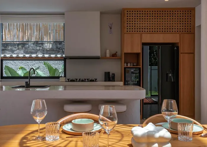 Villa Berawa Breeze - Chic 4br Beachside Oasis With Sauna