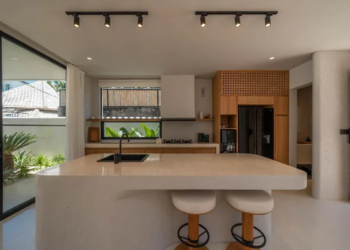 Berawa Breeze - Chic 4br Beachside Oasis With Sauna Canggu
