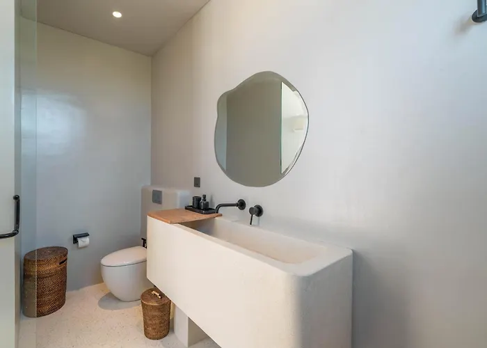 Berawa Breeze - Chic 4br Beachside Oasis With Sauna
