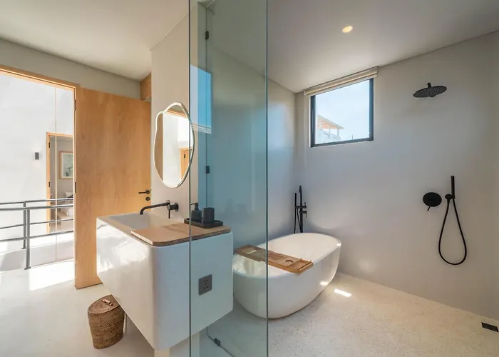 Berawa Breeze - Chic 4br Beachside Oasis With Sauna Villa *