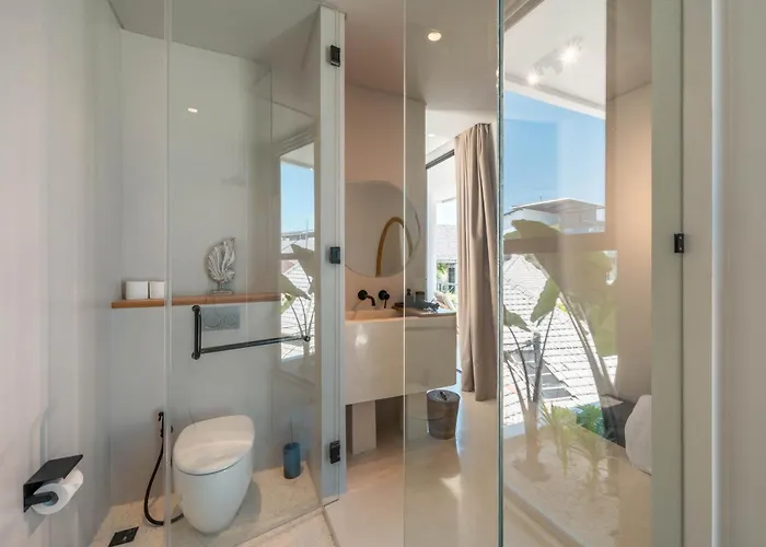 Berawa Breeze - Chic 4br Beachside Oasis With Sauna Villa